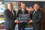 Fundusz Inwestycji Samorz�dowych. Burmistrz Norbert Rzepisko odebra� symboliczny czek potwierdzaj�cy dofinansowanie