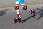 Czy mo�na pomaga�, je�d��c na rolkach?