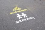 „Id� praw� - jed� praw�” - poziome oznakowanie w Skawinie!